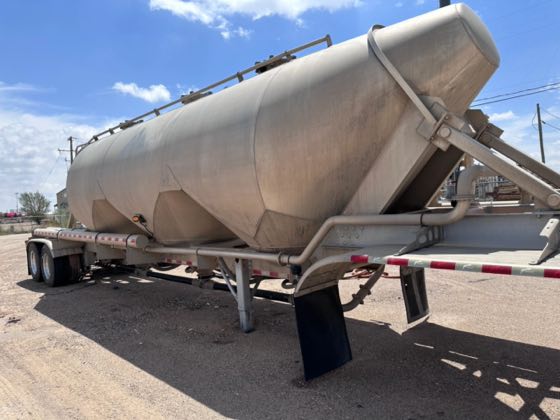 2015 Vantage P42-1000 pneumatic dry bulk cement trailer — photo 3