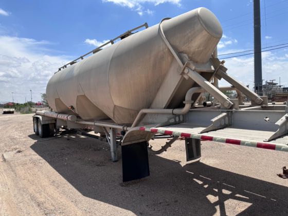 2015 Vantage P42-1000 pneumatic dry bulk cement trailer — photo 4