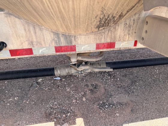 2015 Vantage P42-1000 pneumatic dry bulk cement trailer — photo 17