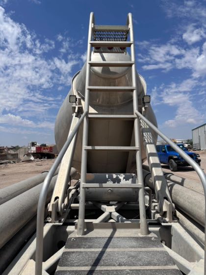 2015 Vantage P42-1000 pneumatic dry bulk cement trailer — photo 24