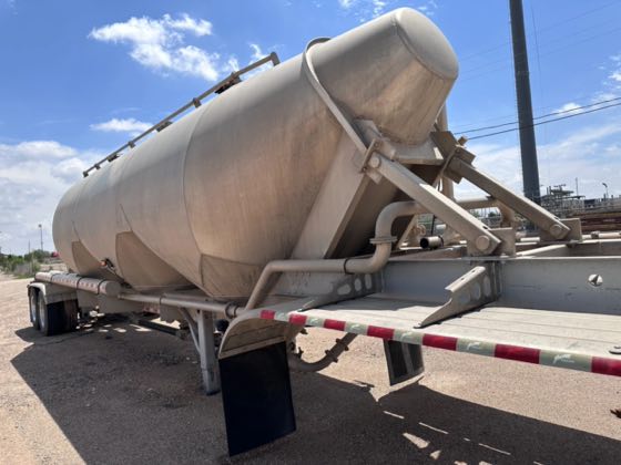 2015 Vantage P42-1000 pneumatic dry bulk cement trailer — photo 31